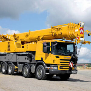 Gru mobili autocarrate e semoventi su ruote con braccio telescopico o tracciato ed eventuale falcone fisso